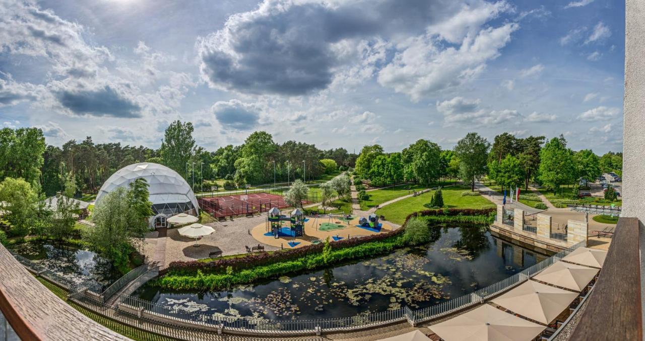 Holiday Inn Resort Warsaw Jozefow By Ihg Exterior photo