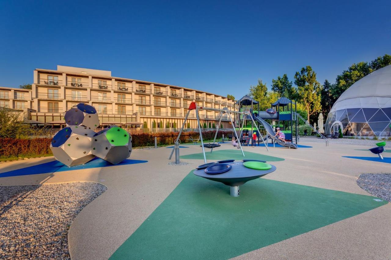 Holiday Inn Resort Warsaw Jozefow By Ihg Exterior photo